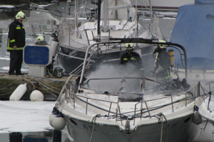 Split, 21. prosinca 2010. - U 7.30 sati požar je ugašen, a dvije brodice su izgorjele do vodene linije, te su u plutajućem stanju, dok je na vezu potonula brodica ST 5151, dužine oko 12 m, u vlasništvu Mognium d.o.o iz Splita kojoj dozvola vrijedi do 23. 08. 2011